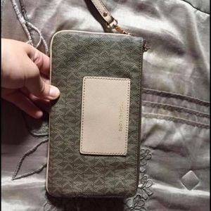IM LOOKING FOR THIS WRISTLET